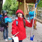 "Leibniz geht nach draußen" - 5d säubert Spielplätze - 22.5.13