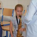 Sextaner der BigBand-Klasse erkunden Instrumente 9/16