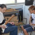 Sextaner der BigBand-Klasse erkunden Instrumente 9/16